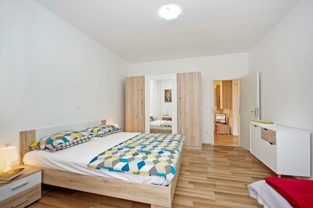Apartments Andela Макарска Екстериор снимка