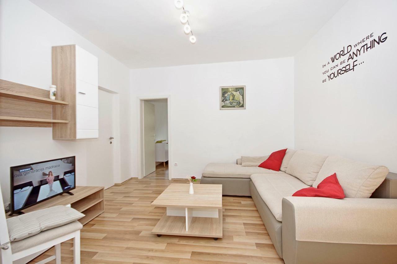 Apartments Andela Макарска Екстериор снимка